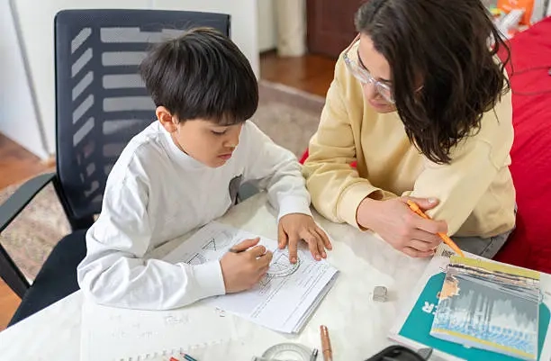 Professeur indépendant préparant ses cours à son bureau